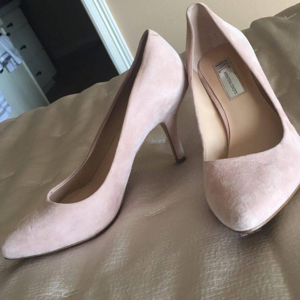 Low heel shoes